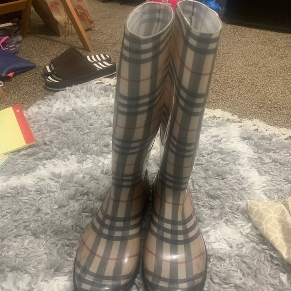 Burberry Rainboots size 7 - Picture 2 of 8
